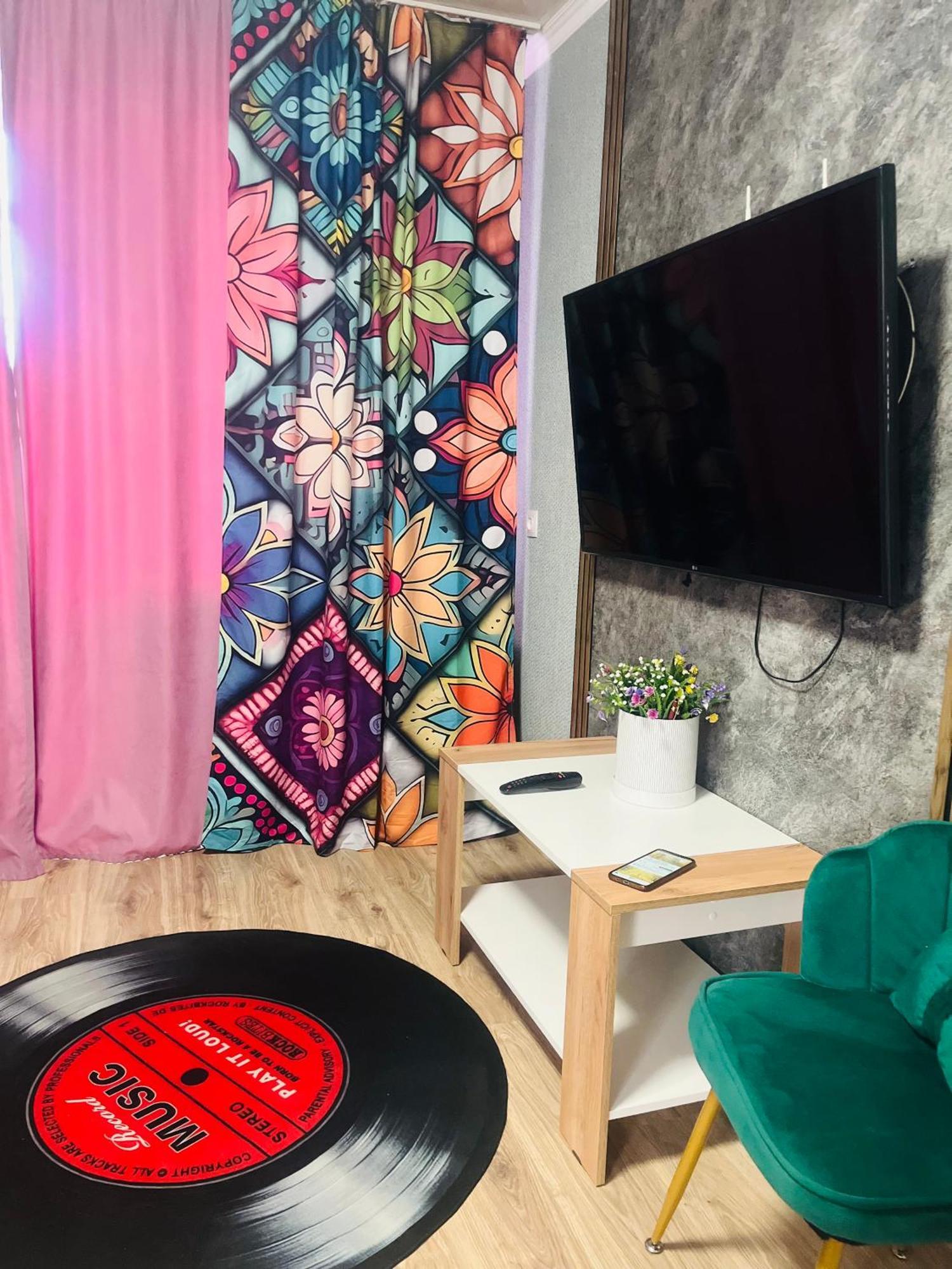 Apartment яркая в стиле поп арт в центре города Karaganda